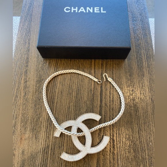 CHANEL Necklace. Spring 2008. Oversized CC logo in python skin and gold hardware - Picture 11 of 12